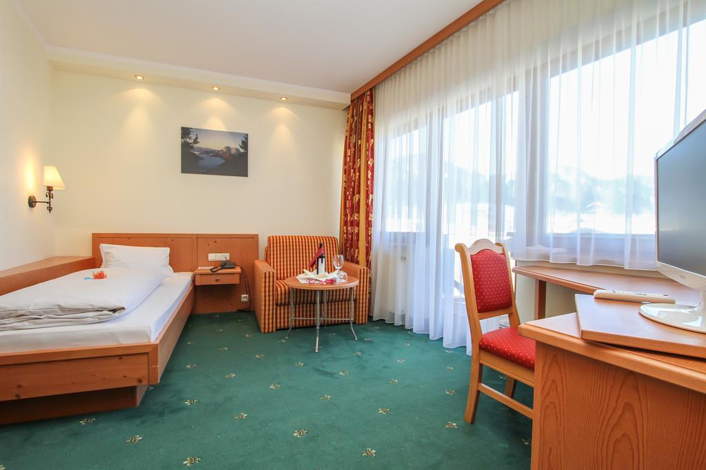 Hotel Tiroler Adler - Bed And Breakfast ويدرنغ المظهر الخارجي الصورة