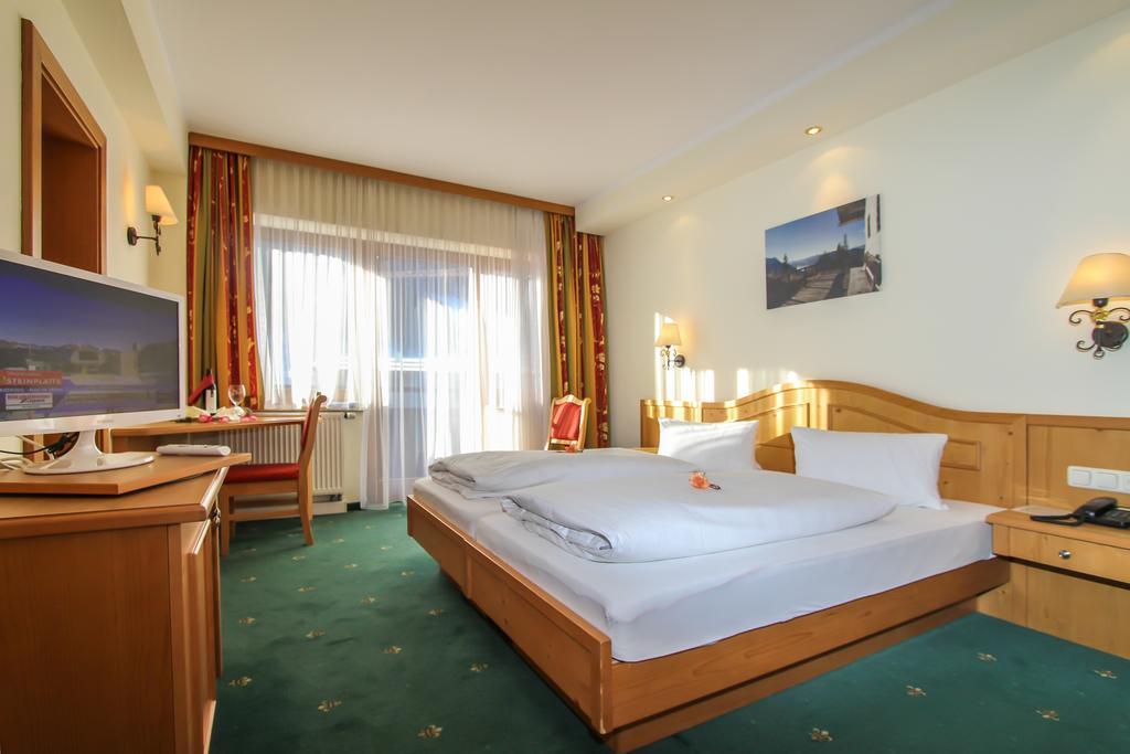 Hotel Tiroler Adler - Bed And Breakfast ويدرنغ المظهر الخارجي الصورة