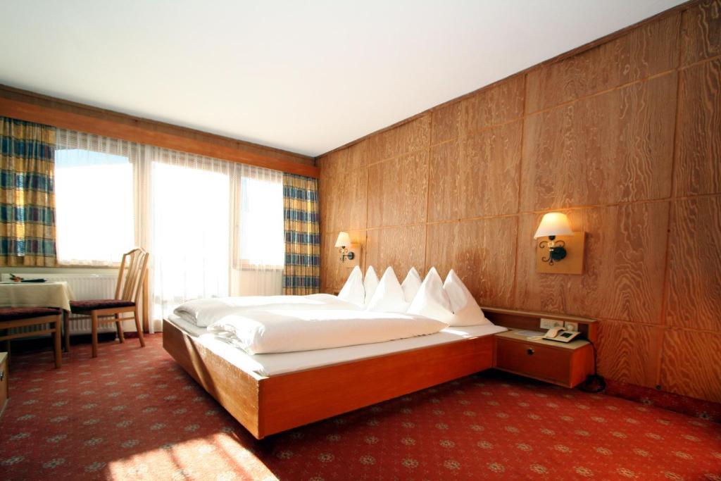 Hotel Tiroler Adler - Bed And Breakfast ويدرنغ الغرفة الصورة