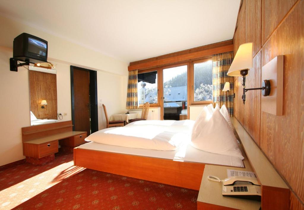 Hotel Tiroler Adler - Bed And Breakfast ويدرنغ الغرفة الصورة